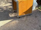 une boîte jaune posée par terre