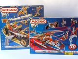 deux boîtes de jouets meccan sur une surface blanche