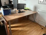 un bureau équipé d'un ordinateur et d'une imprimante
