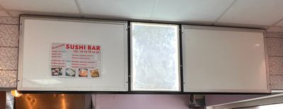 une photo d'une photo d'une cuisine avec une affiche accrochée au mur