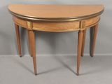 l'image d'une table en bois surmontée de deux tiroirs