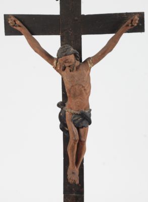 CHRIST D’AUTEL, en bois polychrome, les pieds joints, le pér…