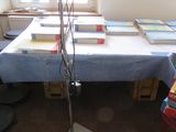 une table sur laquelle sont posés des livres et un appareil photo, dans une pièce