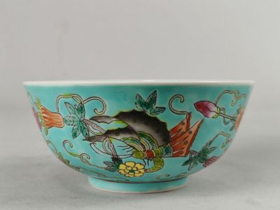 Bol chinois bleu et blanc orné d'oiseaux, de fleurs et de feuilles