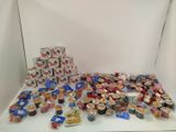 beaucoup de cupcakes posés sur la table