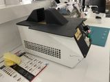 une machine posée sur un plan de travail dans un laboratoire