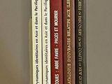 trois livres qui se trouvent côte à côte sur une étagère