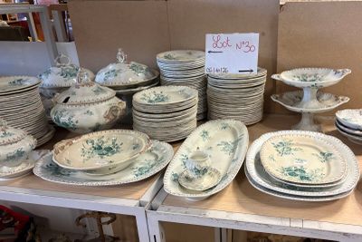 beaucoup d'assiettes et de bols sur une étagère