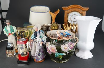 de nombreux vases et figurines de toutes sortes posés sur une table