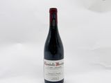 une bouteille de vin posée sur une table