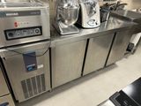 un plan de travail en acier inoxydable sur lequel sont posés tout un tas d'objets
