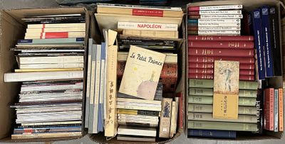une boîte pleine de livres posée sur le sol