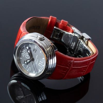 TOURNAIRE. Une montre bracelet à boitier rond en acier.