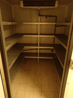 une photo d'un réfrigérateur vide dans une cuisine