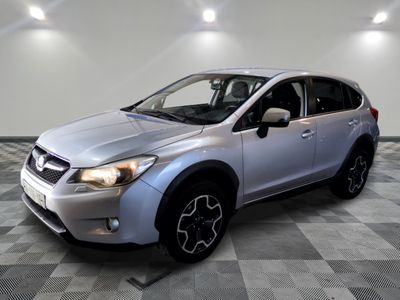 une photo d'une Subaru argentée garée dans un garage