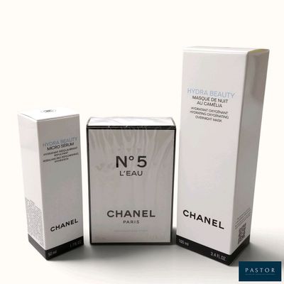 Trois types de parfums différents sont présentés sur une surface blanche
