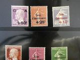 une présentation de timbres sur un fond noir