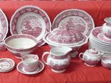 de nombreuses assiettes et tasses posées sur une nappe rouge