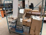 un chariot chargé de nombreuses caisses dans un entrepôt