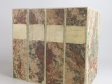 trois livres empilés les uns sur les autres