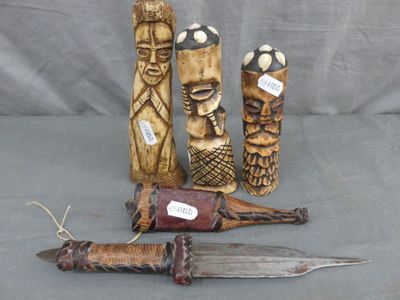quatre types différents d'objets sculptés posés sur une table