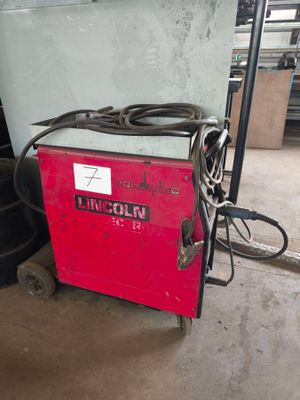 une voiture rouge qui est garée dans le garage