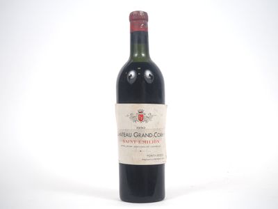 une bouteille de vin posée sur une table