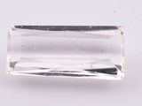 Gros plan sur un cristal de quartz transparent posé sur une surface blanche