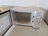 un micro-ondes posé sur un comptoir