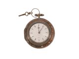 une petite montre de poche à laquelle est accrochée une clé sur le côté