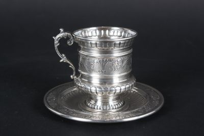tasse et sous-tasse en argent ciselé. - Photo 1