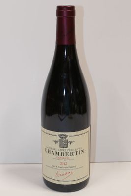 une bouteille de vin posée sur une table