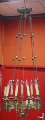 Lustre en métal doré à neuf lumières, la couronne à décor aj…