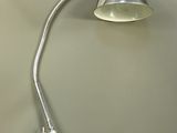 une lampe posée sur une table à côté d'un mur