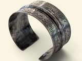 une image représentant un bracelet manchette en argent orné d'un motif
