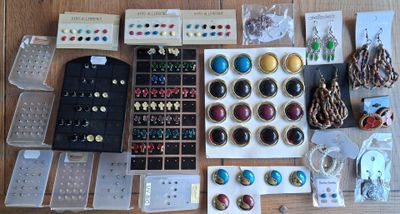 de nombreux types de boucles d'oreilles, disposées sur une table