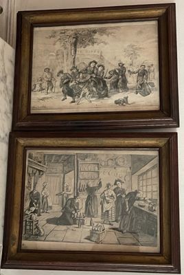 deux photos encadrées accrochées au mur d'une salle de bains