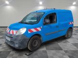 une camionnette bleue avec une bande rouge et blanche sur le côté