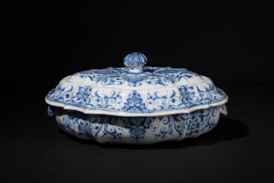 blue and white tureeny dish with lid