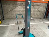 un chariot élévateur bleu et noir dans un entrepôt