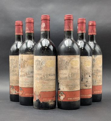 six bouteilles de vin rouge sont alignées