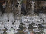 une vitrine remplie de verres à vin dans un magasin