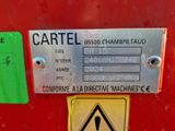 un gros plan d'un panneau apposé sur une machine rouge