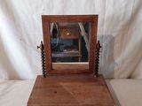 une petite boîte en bois surmontée d'un miroir