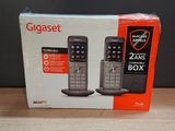 une boîte contenant deux téléphones, posée sur une table