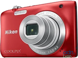 L'appareil photo est rouge et porte le logo Nikon Coolpix.