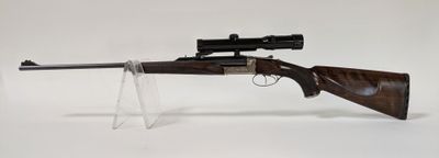 un fusil équipé d'une lunette de visée montée sur le côté