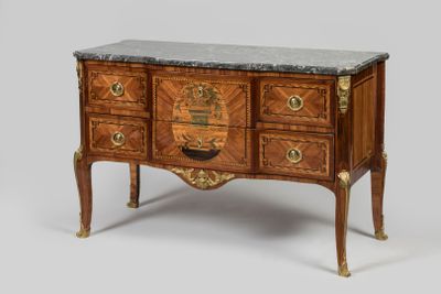 une petite commode avec un plateau en marbre