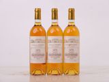 trois bouteilles de vin posées sur une table l'une à côté de l'autre