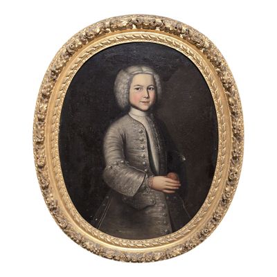 portrait d'un jeune homme vêtu d'un manteau argenté et d'un chapeau blanc